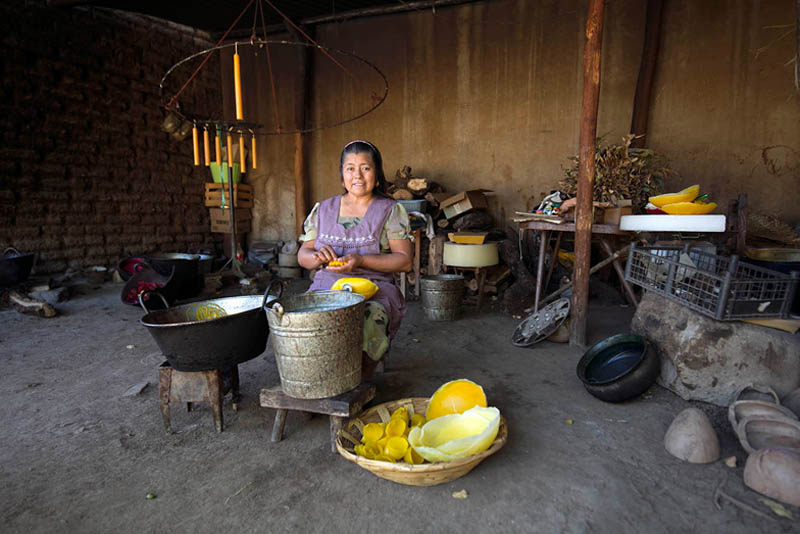 Maggie Steber Day of Dead workshop - Woman working in Oaxaca