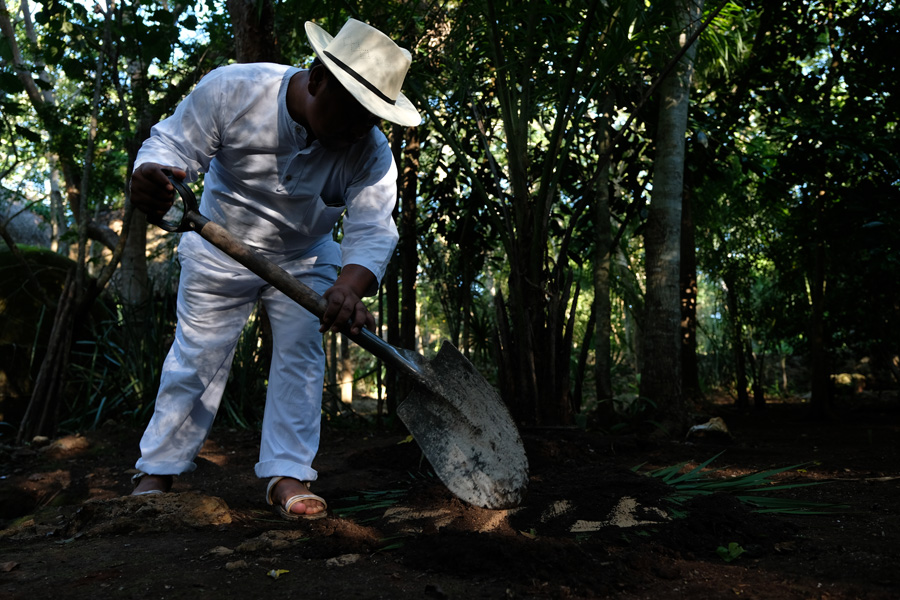 Nat Geo Expeditions Descubre Secretos Mayas - Cooking traditional cochinilla pibil