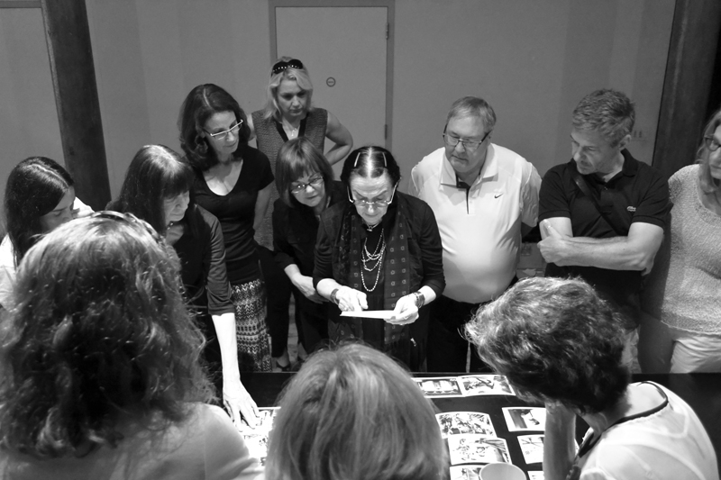 Mary Ellen Mark in New York (2014) - Chating with students at workshop 2