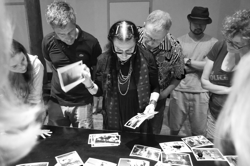 Mary Ellen Mark in New York (2014) - Reviewing students work at workshop